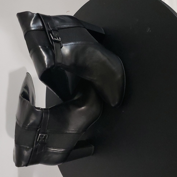 Womans Boots - Picture 2 of 3